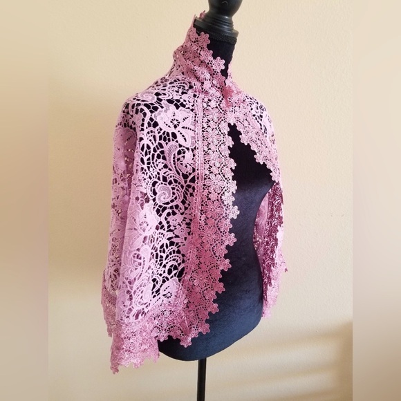 HANDMADE Lavender Lace Cape/Shawl/Wrap w/Neck Hook Closure, EUC - Picture 3 of 4